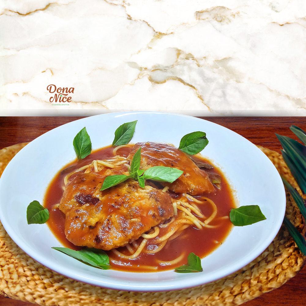 parmegiana de frango com espaguete
